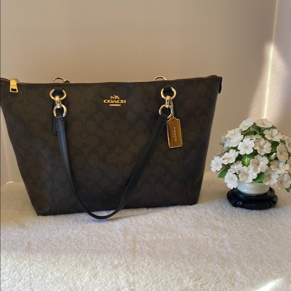 💕💕 💕 Chic Black Tote Bag with Spacious Interior and Durable Design